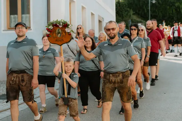 Schmalzlerfest Perlesreut 2026 Umzug, Bieranstich, Perlesreuter BleMUSI Foto 2601678