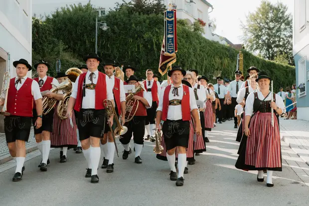 Schmalzlerfest Perlesreut 2026 Umzug, Bieranstich, Perlesreuter BleMUSI Foto 2601679
