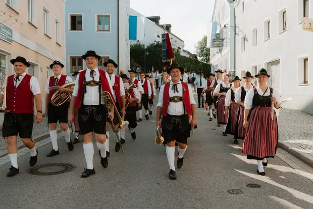 Schmalzlerfest Perlesreut 2026 Umzug, Bieranstich, Perlesreuter BleMUSI Foto 2601680