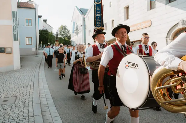 Schmalzlerfest Perlesreut 2026 Umzug, Bieranstich, Perlesreuter BleMUSI Foto 2601682