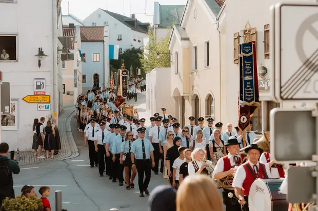 Schmalzlerfest Perlesreut 2026 Umzug, Bieranstich, Perlesreuter BleMUSI Foto 2601683
