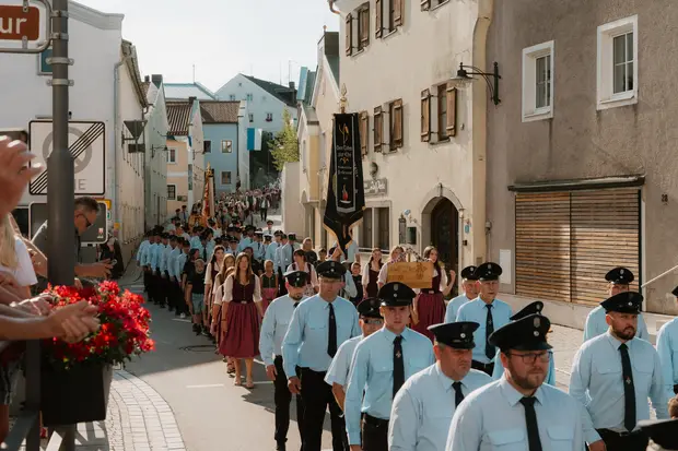Schmalzlerfest Perlesreut 2026 Umzug, Bieranstich, Perlesreuter BleMUSI Foto 2601686