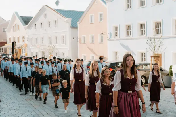 Schmalzlerfest Perlesreut 2026 Umzug, Bieranstich, Perlesreuter BleMUSI Foto 2601690