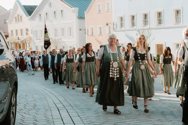 Schmalzlerfest Perlesreut 2026 Umzug, Bieranstich, Perlesreuter BleMUSI Foto 2601693
