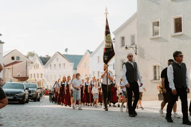 Schmalzlerfest Perlesreut 2026 Umzug, Bieranstich, Perlesreuter BleMUSI Foto 2601696