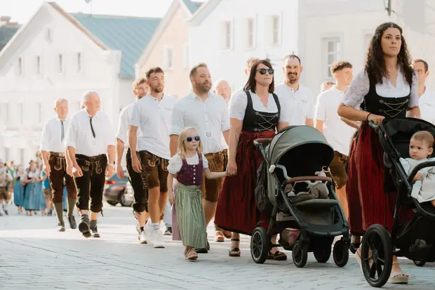 Schmalzlerfest Perlesreut 2026 Umzug, Bieranstich, Perlesreuter BleMUSI Foto 2601698