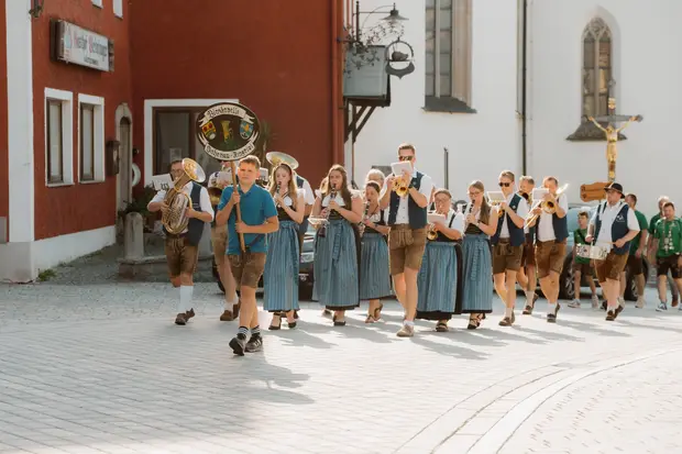 Schmalzlerfest Perlesreut 2026 Umzug, Bieranstich, Perlesreuter BleMUSI Foto 2601700