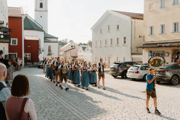 Schmalzlerfest Perlesreut 2026 Umzug, Bieranstich, Perlesreuter BleMUSI Foto 2601702