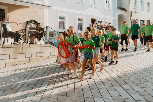 Schmalzlerfest Perlesreut 2026 Umzug, Bieranstich, Perlesreuter BleMUSI Foto 2601708
