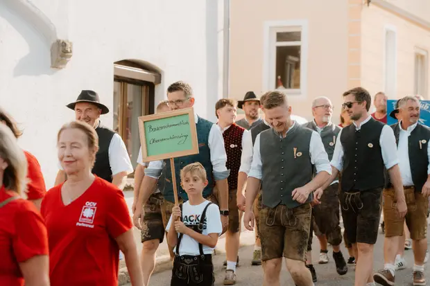 Schmalzlerfest Perlesreut 2026 Umzug, Bieranstich, Perlesreuter BleMUSI Foto 2601716