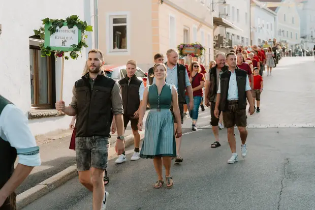 Schmalzlerfest Perlesreut 2026 Umzug, Bieranstich, Perlesreuter BleMUSI Foto 2601718