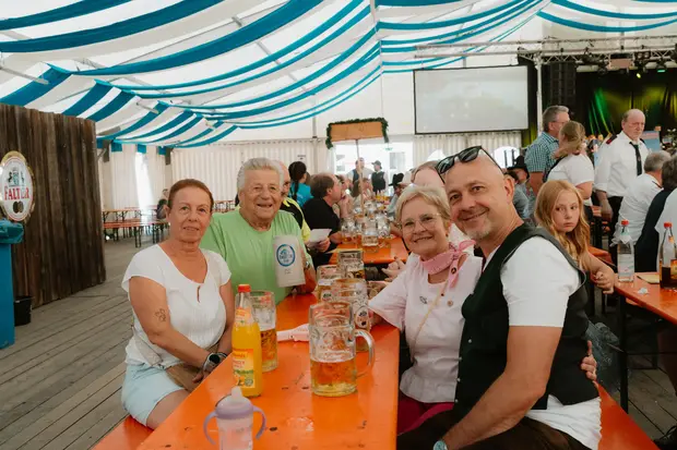 Schmalzlerfest Perlesreut 2026 Umzug, Bieranstich, Perlesreuter BleMUSI Foto 2601747