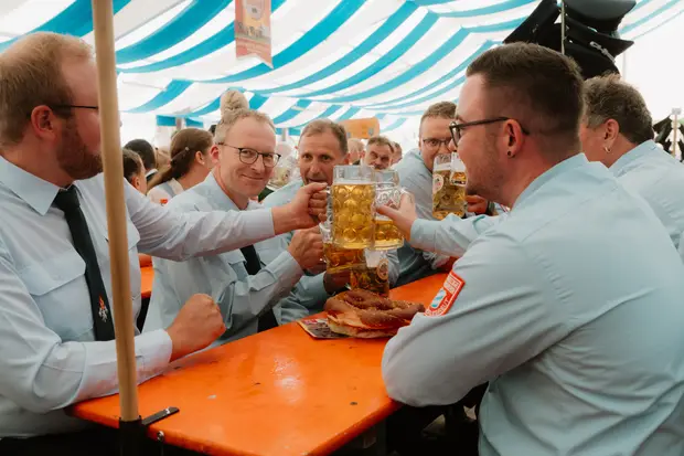 Schmalzlerfest Perlesreut 2026 Umzug, Bieranstich, Perlesreuter BleMUSI Foto 2601749