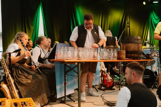 Schmalzlerfest Perlesreut 2026 Umzug, Bieranstich, Perlesreuter BleMUSI Foto 2601751