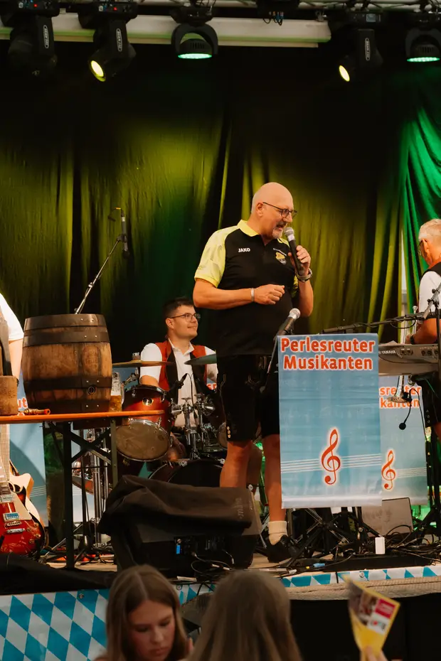 Schmalzlerfest Perlesreut 2026 Umzug, Bieranstich, Perlesreuter BleMUSI Foto 2601752
