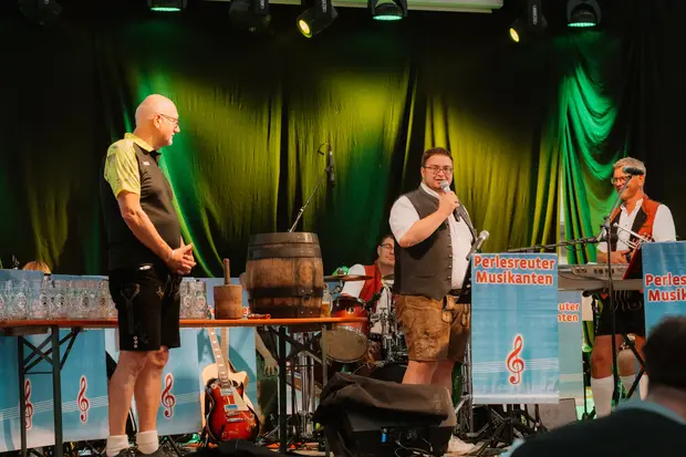 Schmalzlerfest Perlesreut 2026 Umzug, Bieranstich, Perlesreuter BleMUSI Foto 2601755