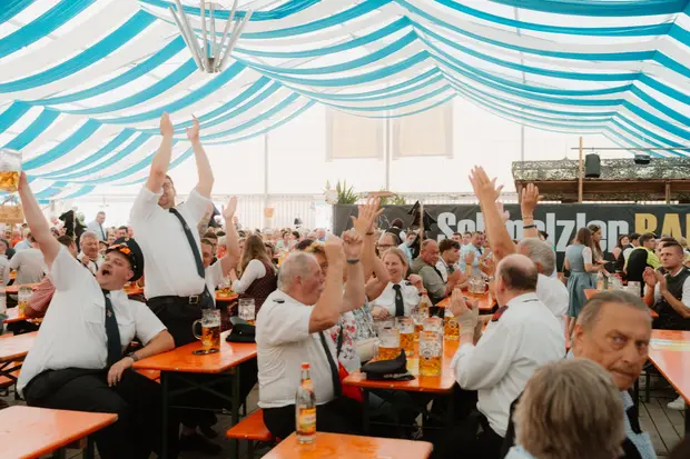 Schmalzlerfest Perlesreut 2026 Umzug, Bieranstich, Perlesreuter BleMUSI Foto 2601757