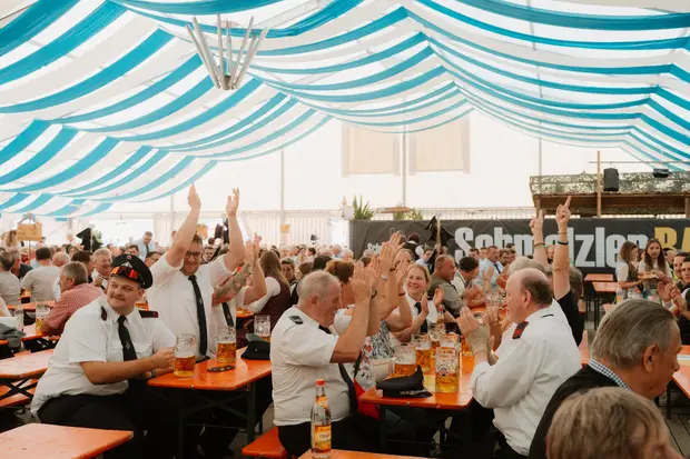 Schmalzlerfest Perlesreut 2026 Umzug, Bieranstich, Perlesreuter BleMUSI Foto 2601758