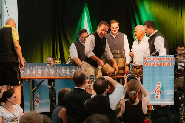 Schmalzlerfest Perlesreut 2026 Umzug, Bieranstich, Perlesreuter BleMUSI Foto 2601759