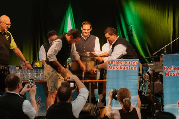 Schmalzlerfest Perlesreut 2026 Umzug, Bieranstich, Perlesreuter BleMUSI Foto 2601760