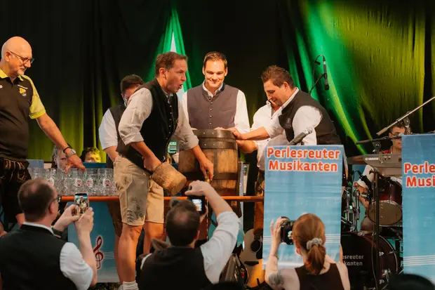 Schmalzlerfest Perlesreut 2026 Umzug, Bieranstich, Perlesreuter BleMUSI Foto 2601761