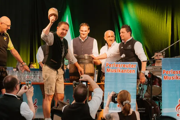 Schmalzlerfest Perlesreut 2026 Umzug, Bieranstich, Perlesreuter BleMUSI Foto 2601762
