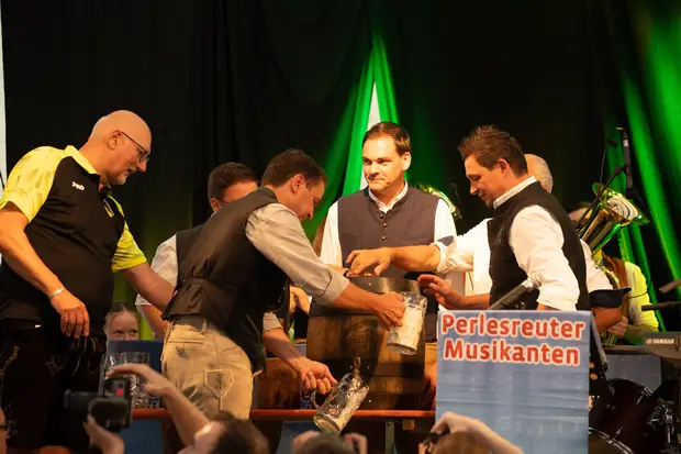Schmalzlerfest Perlesreut 2026 Umzug, Bieranstich, Perlesreuter BleMUSI Foto 2601763