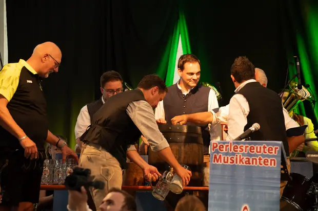 Schmalzlerfest Perlesreut 2026 Umzug, Bieranstich, Perlesreuter BleMUSI Foto 2601764