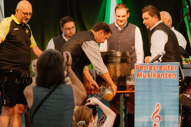 Schmalzlerfest Perlesreut 2026 Umzug, Bieranstich, Perlesreuter BleMUSI Foto 2601765