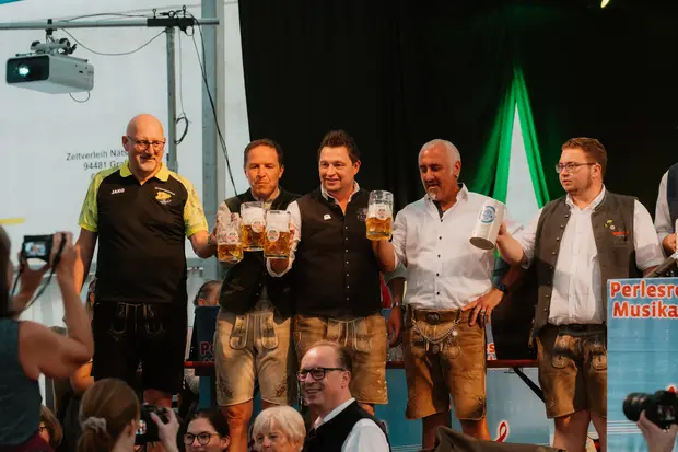 Schmalzlerfest Perlesreut 2026 Umzug, Bieranstich, Perlesreuter BleMUSI Foto 2601768