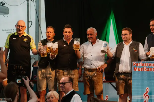Schmalzlerfest Perlesreut 2026 Umzug, Bieranstich, Perlesreuter BleMUSI Foto 2601769
