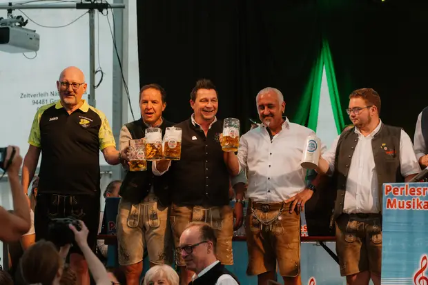 Schmalzlerfest Perlesreut 2026 Umzug, Bieranstich, Perlesreuter BleMUSI Foto 2601770