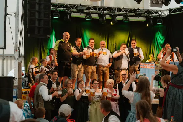 Schmalzlerfest Perlesreut 2026 Umzug, Bieranstich, Perlesreuter BleMUSI Foto 2601771