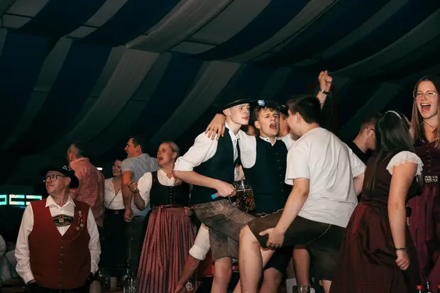 Schmalzlerfest Perlesreut 2026 Umzug, Bieranstich, Perlesreuter BleMUSI Foto 2601843