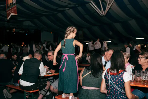 Schmalzlerfest Perlesreut 2026 Umzug, Bieranstich, Perlesreuter BleMUSI Foto 2601860