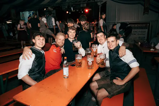 Schmalzlerfest Perlesreut 2026 Umzug, Bieranstich, Perlesreuter BleMUSI Foto 2601865