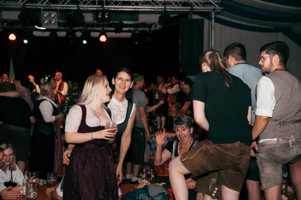 Schmalzlerfest Perlesreut 2026 Umzug, Bieranstich, Perlesreuter BleMUSI Foto 2601866