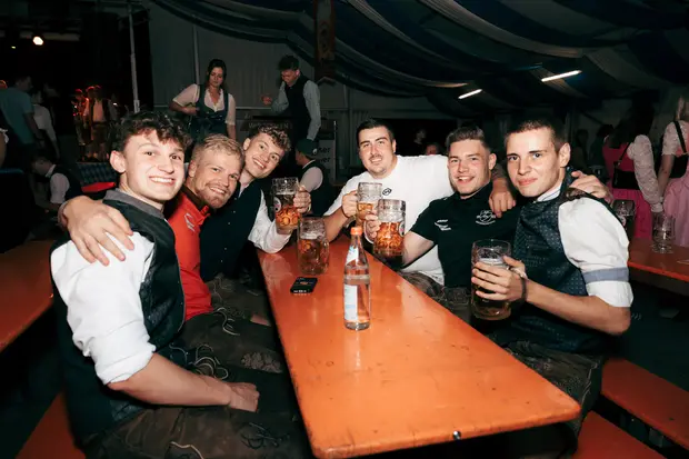 Schmalzlerfest Perlesreut 2026 Umzug, Bieranstich, Perlesreuter BleMUSI Foto 2601869