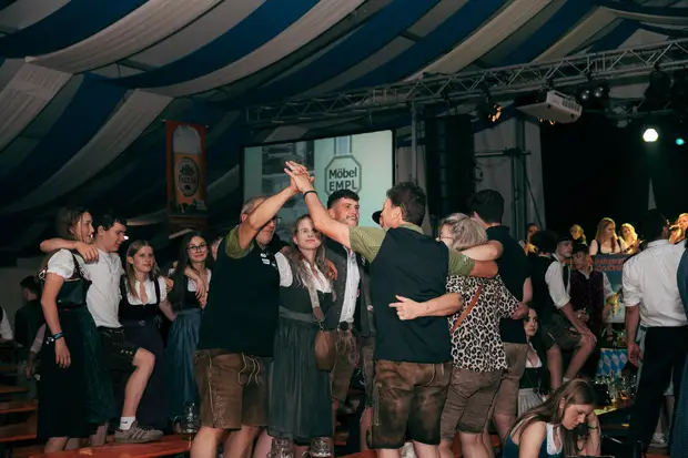 Schmalzlerfest Perlesreut 2026 Umzug, Bieranstich, Perlesreuter BleMUSI Foto 2601895