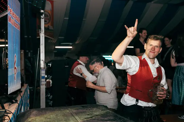 Schmalzlerfest Perlesreut 2026 Umzug, Bieranstich, Perlesreuter BleMUSI Foto 2601900