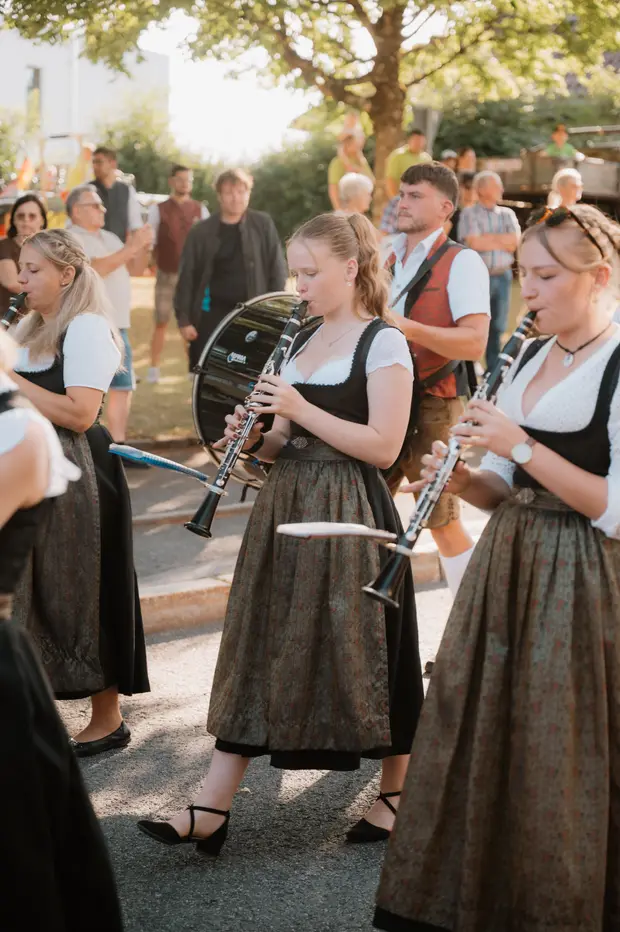 Schmalzlerfest Perlesreut 2026 Umzug, Bieranstich, Perlesreuter BleMUSI Foto 2601908