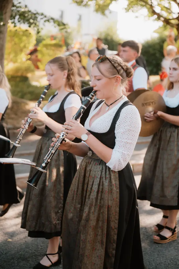 Schmalzlerfest Perlesreut 2026 Umzug, Bieranstich, Perlesreuter BleMUSI Foto 2601909