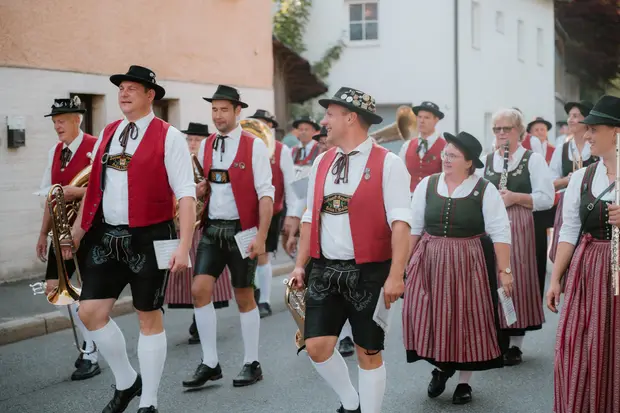 Schmalzlerfest Perlesreut 2026 Umzug, Bieranstich, Perlesreuter BleMUSI Foto 2601922