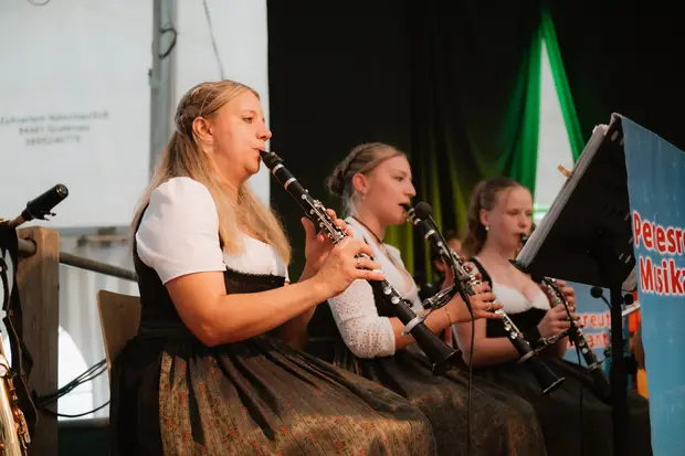 Schmalzlerfest Perlesreut 2026 Umzug, Bieranstich, Perlesreuter BleMUSI Foto 2601973