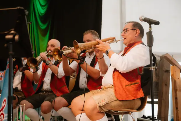 Schmalzlerfest Perlesreut 2026 Umzug, Bieranstich, Perlesreuter BleMUSI Foto 2601974