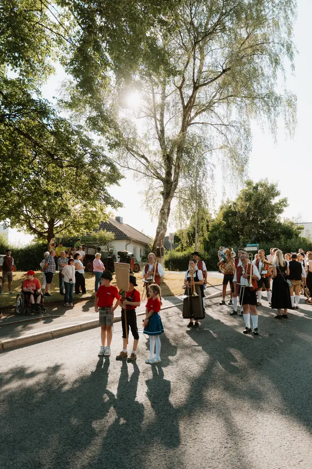 Schmalzlerfest Perlesreut 2026 Umzug, Bieranstich, Perlesreuter BleMUSI Foto 2601994