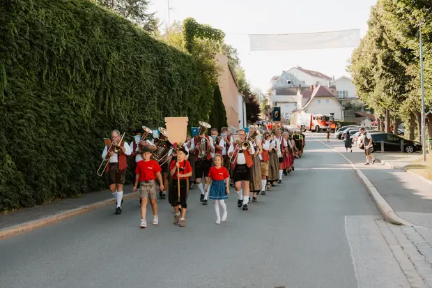 Schmalzlerfest Perlesreut 2026 Umzug, Bieranstich, Perlesreuter BleMUSI Foto 2601997