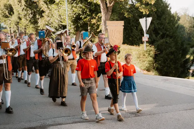 Schmalzlerfest Perlesreut 2026 Umzug, Bieranstich, Perlesreuter BleMUSI Foto 2601998