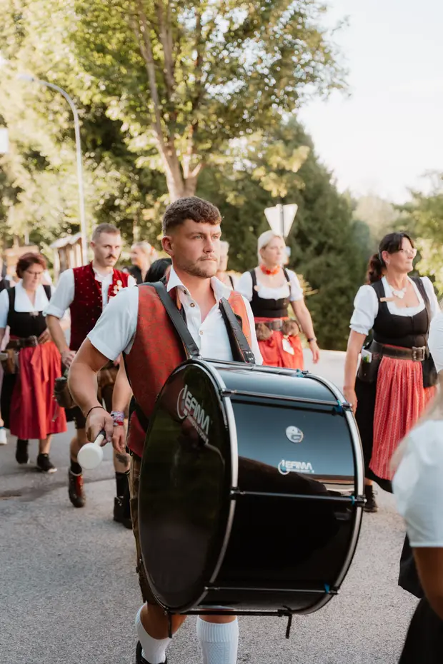 Schmalzlerfest Perlesreut 2026 Umzug, Bieranstich, Perlesreuter BleMUSI Foto 2602002