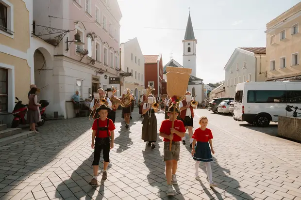Schmalzlerfest Perlesreut 2026 Umzug, Bieranstich, Perlesreuter BleMUSI Foto 2602024